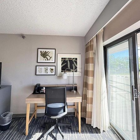 Wingate By Wyndham Lincoln Airport East Hotell Exteriör bild
