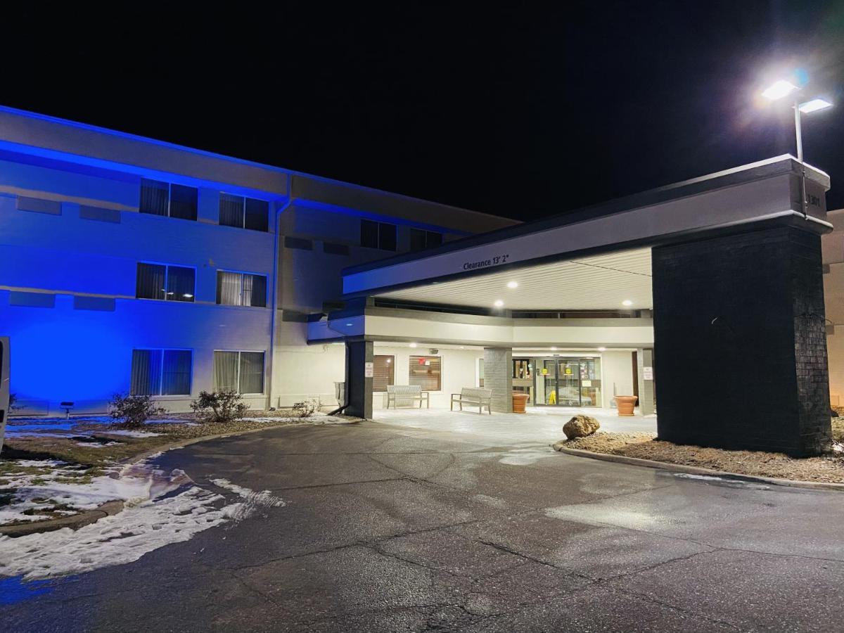 Wingate By Wyndham Lincoln Airport East Hotell Exteriör bild