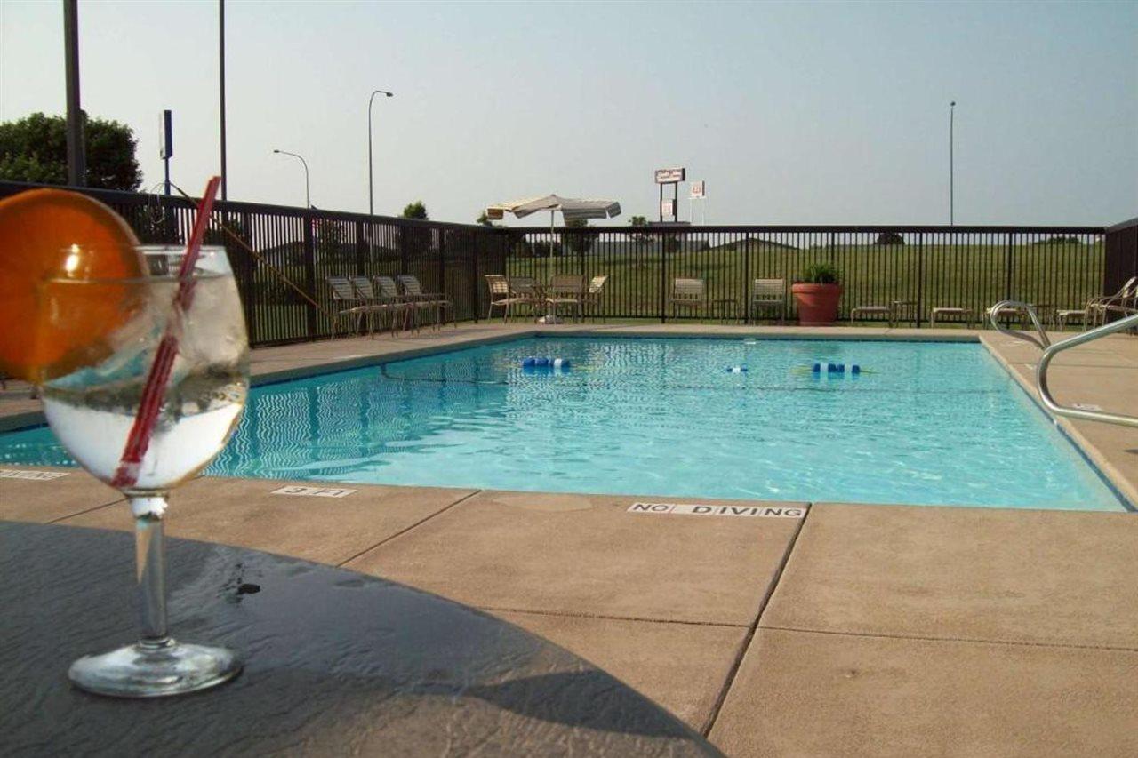 Wingate By Wyndham Lincoln Airport East Hotell Exteriör bild