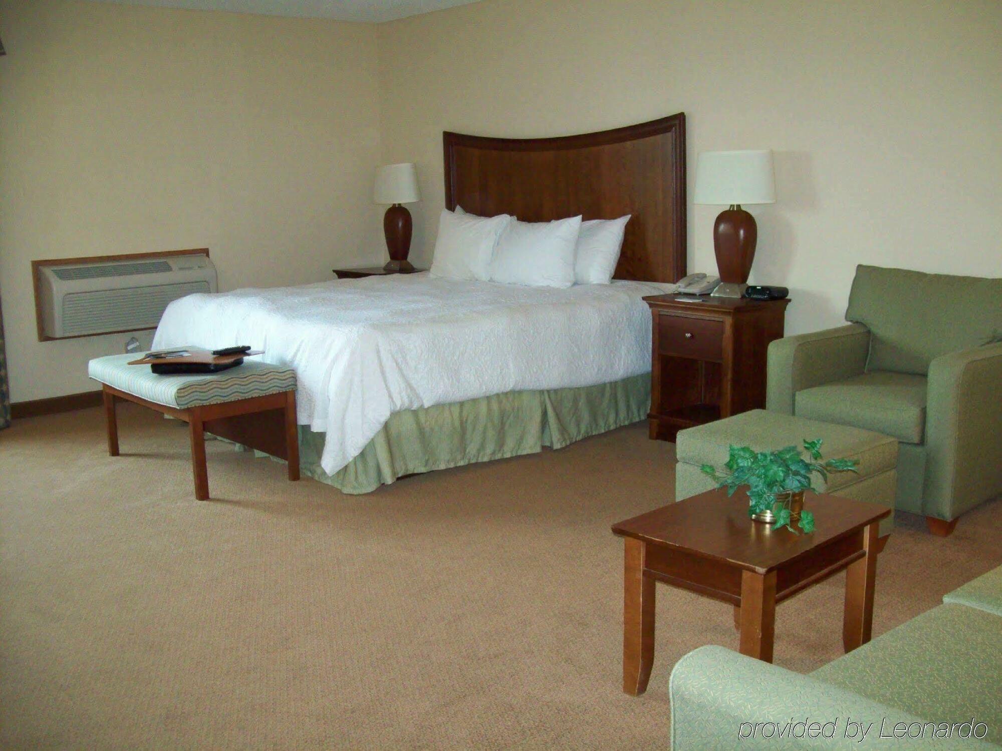 Wingate By Wyndham Lincoln Airport East Hotell Exteriör bild